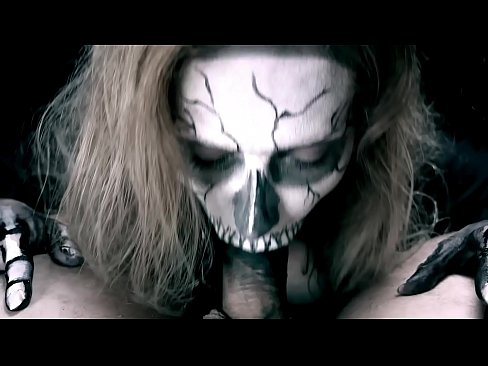 ❤️ Demon girl zuigt pik met haar zwarte mond en slikt sperma. ❌ Porno vk at us ❌